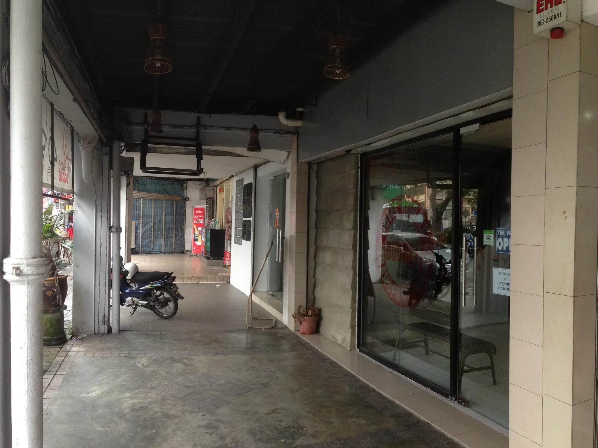 My Place Hotel & Lodge Kuching Esterno foto